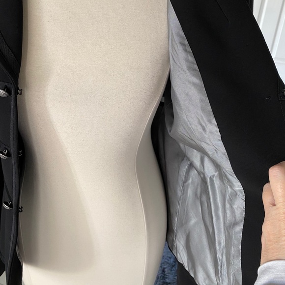 Beautiful three clasps buttoned up jacket - Picture 3 of 7